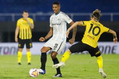  Brazils Gremio Jean Pyerre (L) and Paraguays Guarani Argentine Bautista Merlini vie for the ball during their closed-door Copa Libertadores round before the quarterfinals football match at the Defensores del Chaco stadium in Asuncion, on November 26, 2020. (Photo by Nathalia Aguilar / POOL / AFP)Editoria: SPOLocal: AsuncionIndexador: NATHALIA AGUILARSecao: soccerFonte: POOLFotógrafo: STR<!-- NICAID(14654094) -->