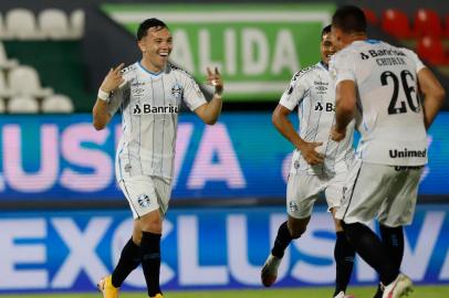  Brazils Gremio Pepe celebrates with teammates after scoring against Paraguays Guarani during their closed-door Copa Libertadores round before the quarterfinals football match at the DefensNathalia Aguilarores del Chaco stadium in Asuncion, on November 26, 2020. (Photo by Nathalia Aguilar / various sources / AFP)Editoria: SPOLocal: AsuncionIndexador: NATHALIA AGUILARSecao: soccerFonte: AFPFotógrafo: STR<!-- NICAID(14654102) -->