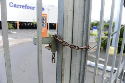  PORTO ALEGRE,RS,BRASIL.2020,11,26.Hiper Mercado Carrefour,da Plinio Brasil Milano,fica fechado durante esta Quinta-Feira,em luto pela morte de João Alberto.(RONALDO BERNARDI/AGENCIA RBS).