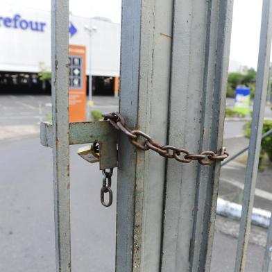  PORTO ALEGRE,RS,BRASIL.2020,11,26.Hiper Mercado Carrefour,da Plinio Brasil Milano,fica fechado durante esta Quinta-Feira,em luto pela morte de João Alberto.(RONALDO BERNARDI/AGENCIA RBS).