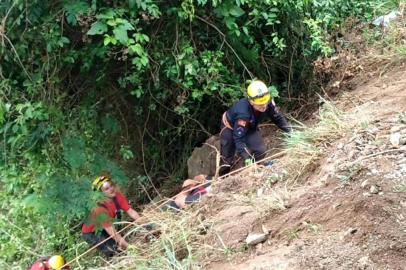 Veículo com quatro ocupantes cai de ribanceira na BR-470, entre Bento e Veranópolis<!-- NICAID(14654189) -->