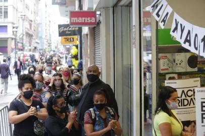  PORTO ALEGRE, RS, BRASIL, 27-11-2020: Fila na loja Americanas da rua dos Andradas pra comprar na black friday. (Foto: Mateus Bruxel / Agência RBS)Indexador: Mateus Bruxel<!-- NICAID(14654205) -->