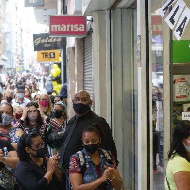  PORTO ALEGRE, RS, BRASIL, 27-11-2020: Fila na loja Americanas da rua dos Andradas pra comprar na black friday. (Foto: Mateus Bruxel / Agência RBS)Indexador: Mateus Bruxel<!-- NICAID(14654205) -->