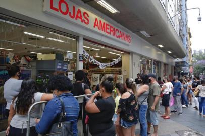  PORTO ALEGRE, RS, BRASIL, 27-11-2020: Fila na loja Americanas da rua dos Andradas pra comprar na black friday. (Foto: Mateus Bruxel / Agência RBS)Indexador: Mateus Bruxel<!-- NICAID(14654200) -->