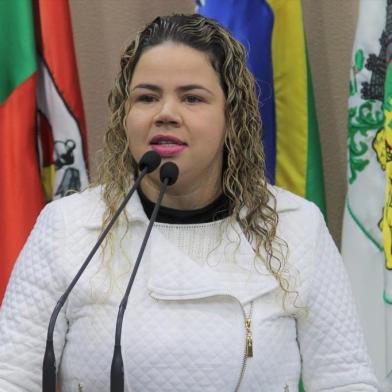 Ex-vereadora Daiane Mello (MDB) ocupa tribuna da Câmara de Vereadores para comemorar decisão judicial que obriga planos de saúde a devolver valores a gestantes<!-- NICAID(13606513) -->