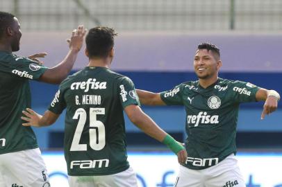 O jogador Rony, da SE Palmeiras, comemora seu gol contra a equipe do DelfÃ­n SC, durante partida vÃ¡lida pelas oitavas de final (ida), da Copa Libertadores, no estÃ¡dio Jocay. (Foto: Cesar Greco)Na foto: Rony (D) comemora gol com Gabriel Menino e Patrick de Paula<!-- NICAID(14652851) -->