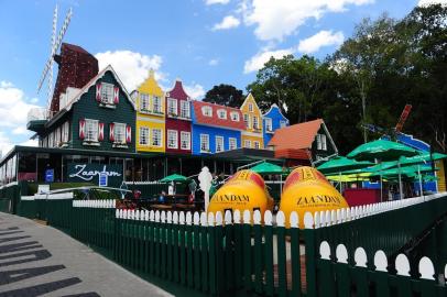  NOVA PETRÓPOLIS, RS, BRASIL, 25/11/2020. Cidade Zaandam, um misto de restaurante, bar, cafeteria, confeitaria e empório com temática holandesa. Inaugurado em 30 de outubro o empreendimento reproduz uma cidade holandesa na avenida principal de Nova Petrópolis. Tem o nome em homenagem ao Rio Zann, que corta a cidade de Zaandam (província de North Holland), a 20 quilômetros da capital holandesa, Amsterdã. (Porthus Junior/Agência RBS)<!-- NICAID(14652768) -->