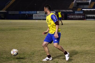 Caxias realiza treino noturno antes do primeiro jogo da final do Gauchão, contra o Grêmio. NA FOTO: Volante Juliano<!-- NICAID(14576139) -->