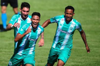  FLORES DA CUNHA, RS, BRASIL, 19/11/2020. Juventdue x Coritiba -  O Juventude encerrou a primeira fase do Campeonato Brasileiro de Aspirantes com goleada. Nesta quinta-feira (19), o Verdão derrotou o Coritiba, por 5 a 0, no Estádio Homero Soldatelli em Flores da Cunha. Em tarde inspirada, o atacante Marcos Vinicios marcou quatro gols e Henrique fechou o placar. Comemoração do primeiro gol do Ju, marcado por Marcos Vinicios. (Porthus Junior/Agência RBS)Indexador: Porthus Junior                  <!-- NICAID(14648083) -->