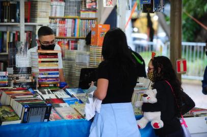  CAXIAS DO SUL, RS, BRASIL, 27/11/2020. Cerimônia de abertura da 36ª Feira do Livro de Caxias do Sul, que tem como patrono o poeta e jornalista Dinarte Albuquerque Filho e do Amigo do Livro, o livreiro Paulo Roberto Fogaça, na Praça Dante Alighieri.<!-- NICAID(14654953) -->