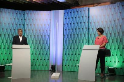  ** EM BAIXA** PORTO ALEGRE, RS, BRASIL - 27.11.2020 - Sebastião Melo e Manuela DÁvila antes do debate na RBS TV. (Foto: Marco Favero/Agencia RBS)<!-- NICAID(14655163) -->