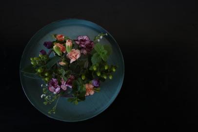  PORTOALEGRE-RS-BR 14.05.2018Decoração de vaso de flores para a mesa.: Luciana Oliveira, bióloga e paisagista da Flor de Oliveira, ensina a fazer pequenos vasos de flores para a mesaFOTÓGRAFO: TADEU VILANI AGÊNCIARBS EDITORIA Campo e Lavoura<!-- NICAID(13547913) -->