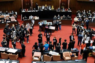 Legislators from the main opposition Kuomintang (KMT) display placards reading feed people with Ractopamine pork to ask Premier Su Tseng-chang to step down during a demonstration at the Parliament in Taipei on November 27, 2020. (Photo by Sam Yeh / AFP)<!-- NICAID(14655226) -->