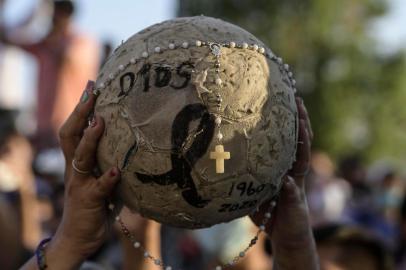  Fans gather outside the morgue where the late Argentine football star Diego Maradonas body will undergo an autopsy to establish the cause of death -as public prosecutor John Broyard said-, in San Fernando, Buenos Aires province, on November 25, 2020. - The body of Argentine football legend Diego Maradona, who died earlier today, will lie in state at the presidential palace in Buenos Aires during three days of national mourning, the presidency announced. (Photo by JUAN MABROMATA / AFP)Editoria: SPOLocal: San FernandoIndexador: JUAN MABROMATASecao: soccerFonte: AFPFotógrafo: STF<!-- NICAID(14652823) -->