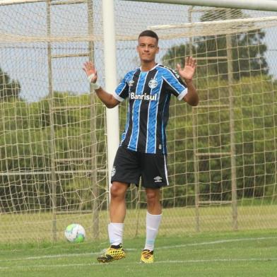 Ricardinho celebra um dos gols do Grêmio<!-- NICAID(14655341) -->