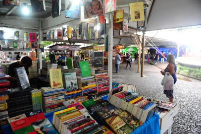 CAXIAS DO SUL, RS, BRASIL, 28/11/2020. 36ª Feira do Livro de Caxias do Sul, movimentação no primeiro fim de semana. Chuva afasta público na praça Dante Alighieri. (Porthus Junior/Agência RBS)<!-- NICAID(14655321) -->