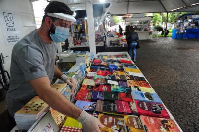 CAXIAS DO SUL, RS, BRASIL, 28/11/2020. 36ª Feira do Livro de Caxias do Sul, movimentação no primeiro fim de semana. Chuva afasta público na praça Dante Alighieri. (Porthus Junior/Agência RBS)<!-- NICAID(14655312) -->