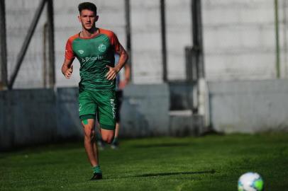  CAXIAS DO SUL, RS, BRASIL, 18/09/2020. Zagueiros do Juventude que estavam afastados por lesão voltam aos treinos. Genilson e Odivan (FOTO). (Porthus Junior/Agência RBS)Indexador:                                 <!-- NICAID(14596062) -->