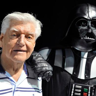 -(FILES) This file photo taken on April 27, 2013 during a Star Wars convention in Cusset, central France, shows David Prowse, the British actor behind the menacing black mask of Star Wars villain Darth Vader, who died aged 85 his agent said on November 29, 2020. (Photo by Thierry ZOCCOLAN / AFP)Editoria: ACELocal: CussetIndexador: THIERRY ZOCCOLANSecao: cinemaFonte: AFPFotógrafo: STF<!-- NICAID(14655539) -->