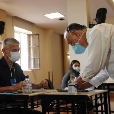  CAXIAS DO SUL, RS, BRASIL (29/11/2020)Candidato Pepe Vargas vota no Colegio La Salle. (Antonio Valiente/Agência RBS)<!-- NICAID(14655553) -->