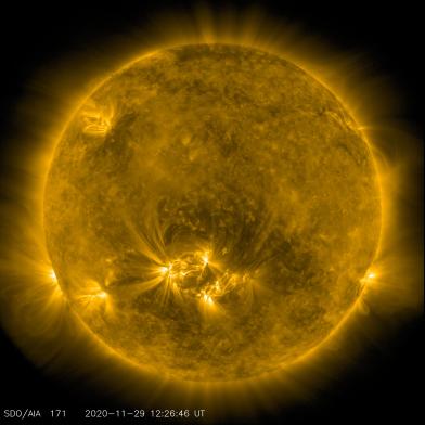 Conforme previsto por cientistas do Observatório Solar Nacional (NSO, na sigla em inglês) da Fundação Nacional de Ciência dos Estados Unidos, partículas expelidas por explosões ocorridas no Sol atingiram a Terra no último dia 23, causando interferência em frequências de rádio em algumas regiões do planeta. Isso afeta as comunicações, GPS e sistemas de rede elétrica.Usando uma técnica chamada heliosismologia, a NSO tem ouvido as mudanças das ondas sonoras do interior do Sol, que indicam a ocorrência de um fenômeno no astro. Foram mudanças recentes nos padrões dessas ondas sonoras que apontaram para o aparecimento iminente de um novo grupo de manchas solares, ocasionadas pelas explosões, e que agora pode ser vista da Terra com os devidos equipamentos.