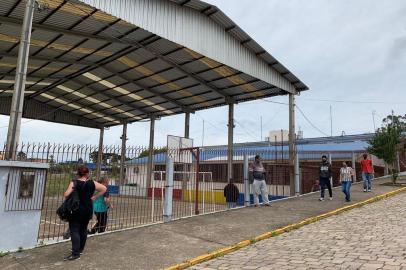 Escola Bento Gonçalves da Silva, no bairro Jardim das Hortênsias, onde eleitor foi detido na manhã deste domingo (29) em Caxias do Sul, por agredir mesária<!-- NICAID(14655670) -->