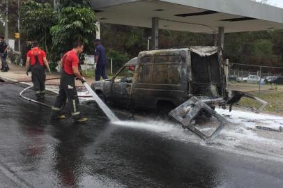  EM BAIXAUma Fiorino incendiou na avenida Protásio Alves, próximo da rua Tenente Ary Tarragô, no bairro Alto Petrópolis, em Porto Alegre na manhã deste domingo (29). O motorista estava sozinho no veículo e não se feriu.O motorista Laion Andrei Becker de Oliveira, 30 anos, havia saído do bairro Mário Quintana para instalar uma porta na avenida Protásio Alves. Carregou o veículo com andaimes e por volta das 11h, quando chegava na Tenente Ary Tarragô, foi alertado por populares que estava saindo fumaça debaixo da caminhonete.<!-- NICAID(14655740) -->