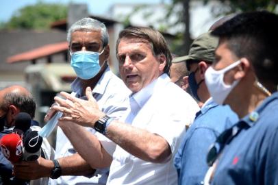 JAIR MESSIAS BOLSONARO VOTANDO NO RJRJ - ELEICOES 2020-PRESIDENTE DA REPUBLICA  - POLÍTICA - O Presidente Jair Messias Bolsonaro vem ao Rio de Janeiro exercer o dever obrigatório do voto nas eleicoes do Município do Rio  para votar no segundo turno ,e a disputa e entre Marcelo Crivella e Eduardo Paes e militantes e apoiadores  acompanham em aglomeracao contrariando o isolamento social para evitar o contágio do novo coronavirus Covid-19,em vila militar zona oeste do Rio de Janeiro (29/11). 29/11/2020 - Foto: JORGE HELY/FRAMEPHOTO/FRAMEPHOTO/ESTADÃO CONTEÚDOEditoria: POLÍTICALocal: RIO DE JANEIROIndexador: JORGE HELYFonte: FRAMEPHOTOFotógrafo: FRAMEPHOTO<!-- NICAID(14655757) -->