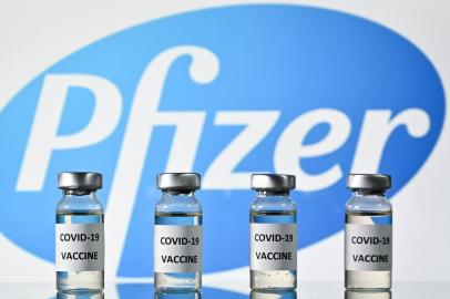  (FILES) This file photo illustration picture shows vials with Covid-19 Vaccine stickers attached, with the logo of US pharmaceutical company Pfizer, on November 17, 2020. - Pfizer and BioNTech said on November 18, 2020 a completed analysis of their experimental Covid-19 vaccine found it protected 95 percent of people against the disease and announced they were applying for US emergency approval within days. The US pharmaceutical company and its German partner brought further hope to a world upended by the coronavirus pandemic with the announcement, which follows one last week when they said a preliminary analysis showed the product was 90 percent effective. (Photo by JUSTIN TALLIS / AFP)Editoria: HTHLocal: LondonIndexador: JUSTIN TALLISSecao: epidemic and plagueFonte: AFPFotógrafo: STF<!-- NICAID(14646786) -->