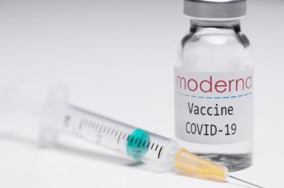  This creative image taken in a studio in Paris on November 16, 2020, showing a syringe and a vaccine vial with the reproducted logo of a US biotech firm Moderna, illustrates the announcement of an experimental vaccine against Covid-19 from Moderna that would be nearly 95% effective, marking a second major step forward in the quest to end the Covid-19 pandemic. (Photo by JOEL SAGET / AFP) / The erroneous mention[s] appearing in the metadata of this photo by JOEL SAGET has been modified in AFP systems in the following manner: [This creative image taken in a studio in Paris on November 16, 2020, showing a syringe and a vaccine vial with the reproducted logo of a US biotech firm Moderna, illustrates the announcement of an experimental vaccine against Covid-19 from Moderna that would be nearly 95% effective, marking a second major step forward in the quest to end the Covid-19 pandemic.] instead of [This illustration picture taken in a studio in Paris on November 16, 2020, shows a syringe and a vial with the logo of US biotech firm Moderna.]. Please immediately remove the erroneous mention[s] from all your online services and delete it (them) from your servers. If you have been authorized by AFP to distribute it (them) to third parties, please ensure that the same actions are carried out by them. Failure to promptly comply with these instructions will entail liability on your part for any continued or post notification usage. Therefore we thank you very much for all your attention and prompt action. We are sorry for the inconvenience this notification may cause and remain at your disposal for any further information you may require.Editoria: HTHLocal: ParisIndexador: JOEL SAGETSecao: diseaseFonte: AFPFotógrafo: STF<!-- NICAID(14645063) -->