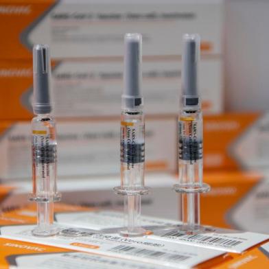 A Sinovac Biotech LTD vaccine candidate for COVID-19 coronavirus is on display at the China International Fair for Trade in Services (CIFTIS) in Beijing on September 6, 2020. (Photo by NOEL CELIS / AFP) - vacina Sinovac chinesa contra o coronavírus covid-19<!-- NICAID(14586214) -->