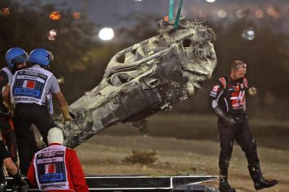  The suvival cell of Haas F1s French driver Romain Grosjeans car is removed after a crash during the start of the Bahrain Formula One Grand Prix at the Bahrain International Circuit in the city of Sakhir on November 29, 2020. (Photo by TOLGA BOZOGLU / POOL / AFP)Editoria: SPOLocal: SakhirIndexador: TOLGA BOZOGLUSecao: motor racingFonte: POOLFotógrafo: STR<!-- NICAID(14655820) -->