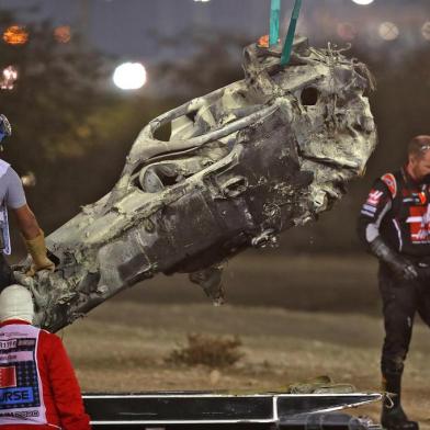  The suvival cell of Haas F1s French driver Romain Grosjeans car is removed after a crash during the start of the Bahrain Formula One Grand Prix at the Bahrain International Circuit in the city of Sakhir on November 29, 2020. (Photo by TOLGA BOZOGLU / POOL / AFP)Editoria: SPOLocal: SakhirIndexador: TOLGA BOZOGLUSecao: motor racingFonte: POOLFotógrafo: STR<!-- NICAID(14655820) -->