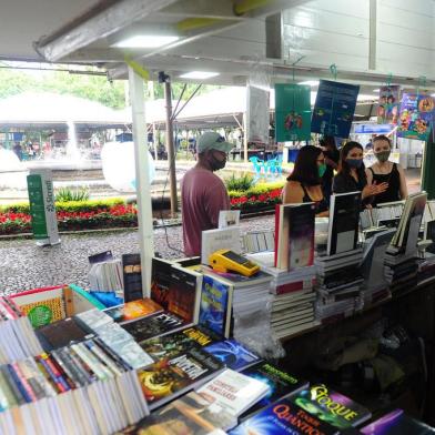 CAXIAS DO SUL, RS, BRASIL, 28/11/2020. 36ª Feira do Livro de Caxias do Sul, movimentação no primeiro fim de semana. Chuva afasta público na praça Dante Alighieri. (Porthus Junior/Agência RBS)<!-- NICAID(14655320) -->