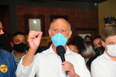 CAXIAS DO SUL, RS, BRASIL, 29/11/2020. 2º Turno das Eleições Municipais - Pepe Vargas (PT) é derrotado nas urnas. Candidato a prefeito faz pronunciamento após resultado da contagem dos votos. Na foto, com o candidato a vice Claudio Libardi (PCdoB).(Porthus Junior/Agência RBS)<!-- NICAID(14656044) -->