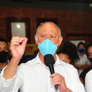 CAXIAS DO SUL, RS, BRASIL, 29/11/2020. 2º Turno das Eleições Municipais - Pepe Vargas (PT) é derrotado nas urnas. Candidato a prefeito faz pronunciamento após resultado da contagem dos votos. Na foto, com o candidato a vice Claudio Libardi (PCdoB).(Porthus Junior/Agência RBS)<!-- NICAID(14656044) -->