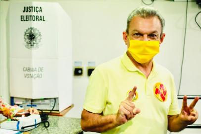 SEGUNDO TURNO EM FORTALEZACE - ELEIÇÕES/FORTALEZA - POLÍTICA - Neste domingo (29), eleitores vão decidir o segundo turno na disputa pela prefeitura de Fortaleza, entre Sarto (PDT) e Capitão Wagner (Pros). Na foto, candidato Sarto. 29/11/2020 - Foto: LUCAS MOURA/FOTOARENA/FOTOARENA/ESTADÃO CONTEÚDOEditoria: POLÍTICALocal: FORTALEZAIndexador: LUCAS MOURAFonte: 1999956Fotógrafo: FOTOARENA<!-- NICAID(14656160) -->