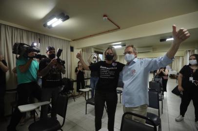  **EM BAIXA** PELOTAS, RS, BRASIL - 29.11.2020 - Em Pelotas, Paula Mascarenhas e Eduardo Leite andaram duas quadras até o hotel da coletiva. (Foto: Isadora Neumann/Agencia RBS)<!-- NICAID(14656175) -->