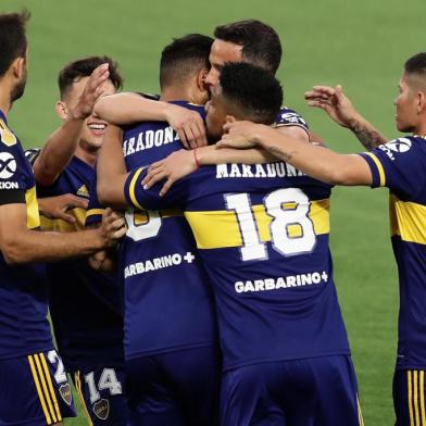  Edwin Cardona of Boca Juniors celebrates with teammates after scoring against Newells Old Boys during their Copa Diego Maradona 2020 football match at La Bombonera stadium, in Buenos Aires, on November 29, 2020. - The Argentine football championship has been renamed after the death of football legend Diego Maradona. (Photo by ALEJANDRO PAGNI / POOL / AFP)Editoria: SPOLocal: Buenos AiresIndexador: ALEJANDRO PAGNISecao: soccerFonte: POOLFotógrafo: STR<!-- NICAID(14656377) -->