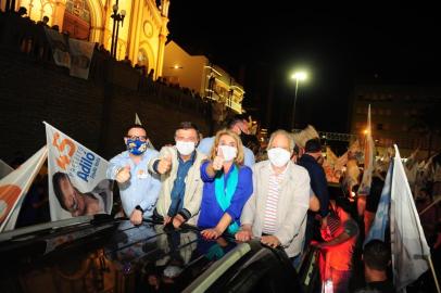  CAXIAS DO SUL, RS, BRASIL, 29/11/2020. 2º Turno das Eleições Municipais - Apoiadores comemoram vitória do candidato Adiló Didomênico (PSDB) na rua Sinimbu, em frente da catedral diocesana. (Porthus Junior/Agência RBS)<!-- NICAID(14656295) -->