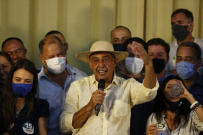  PORTO ALEGRE, RS, BRASIL - 29.11.2020 - Sebastião Melo (MDB), eleito novo prefeito da Capital, discursa para apoiadores após vitória sobre Manuela DÁvila. (Foto: Lauro Alves/Agencia RBS)