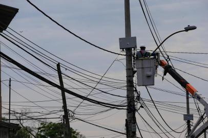  PORTO ALEGRE, RS, BRASIL, 28/11/2018 - Ação da CEEE para remover ligações ilegais de luz na região. Os leitores sofrem com constantes quedas de luz e pedem nova rede elétrica para rua. (FOTOGRAFO: JÚLIO CORDEIRO / AGENCIA RBS)<!-- NICAID(13851598) -->