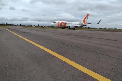 é um serviço chamado de desemborrachamento da pista que vai ocorrer de 14 a 18 de dezembro./ segundo o diretor do aeroporto Hugo Cantergiani de Caxias, Mauricio D'avila, a medida não vai intereferir na operação mesmo que a pista tenha que ficar interditada para o trabalho das maquinas./ é que o serviço vai acontecer durante a tarde./ a retirada de borracha deixada por pneus de aviões é contratada pelo departamento aeroportuario do estado e é efetuada pela infraero./atualmente o aeroporto de caxias opera com um  voo da gol que chega às 10h15 e decola às 11h tres vezes por semana./ segundo davila, há sinalização para a companhia azul reinicie operações em fevereiro./ no ano passado cerca de 225 mil passageiros passaram pelo terminal caxiense./<!-- NICAID(14656564) -->