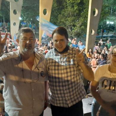 O vice-prefeito eleito de Rolante, no Vale do Paranhana, morreu na manhã desta segunda-feira (30), a pouco mais de trinta dias de tomar posse. Ilário Vön Muhlen (PSB) tinha 63 anos e estava internado desde sábado (28) na UTI do Hospital Universitário de Canoas. O próximo prefeito, Pedro Rippel (PP), 56 anos, vai assumir a gestão sozinho.Na foto, Ilário Vön Muhlen à esquerda. Pedro Rippel ao centro.