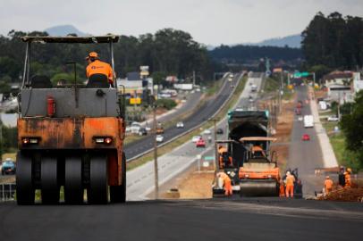  GRAVATAI, RS, BRASIL, 30-11-2020: Pavimentacao de rua lateral. Obras de duplicacao da RS-118, trecho de 22 quilometros entre a BR-116 e a BR-290, a Freeway, entre Sapucaia do Sul e Gravatai.  (Foto: Mateus Bruxel / Agencia RBS)Indexador: Mateus Bruxel<!-- NICAID(14656785) -->