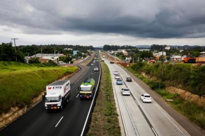  GRAVATAI, RS, BRASIL, 30-11-2020: Obras de duplicacao da RS-118, trecho de 22 quilometros entre a BR-116 e a BR-290, a Freeway, entre Sapucaia do Sul e Gravatai.  (Foto: Mateus Bruxel / Agencia RBS)Indexador: Mateus Bruxel<!-- NICAID(14656788) -->