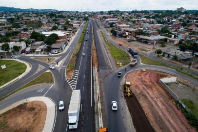  SAPUCAIA DO SUL, RS, BRASIL, 30-11-2020: Obras na RS-118, proximo ao acesso pela BR-116. Obras de duplicacao da RS-118, trecho de 22 quilometros entre a BR-116 e a BR-290, a Freeway, entre Sapucaia do Sul e Gravatai.  (Foto: Mateus Bruxel / Agencia RBS)<!-- NICAID(14656797) -->