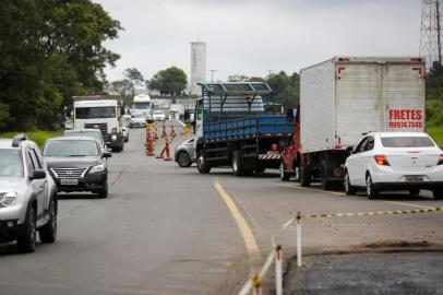  GRAVATAI, RS, BRASIL, 30-11-2020: Obras no trevo de acesso a Gravatai, perto da Freeway. Obras de duplicacao da RS-118, trecho de 22 quilometros entre a BR-116 e a BR-290, a Freeway, entre Sapucaia do Sul e Gravatai.  (Foto: Mateus Bruxel / Agencia RBS)Indexador: Mateus Bruxel<!-- NICAID(14656794) -->