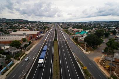  SAPUCAIA DO SUL, RS, BRASIL, 30-11-2020: Ponte ainda nao liberada para transito (D). Obras de duplicacao da RS-118, trecho de 22 quilometros entre a BR-116 e a BR-290, a Freeway, entre Sapucaia do Sul e Gravatai.  (Foto: Mateus Bruxel / Agencia RBS)<!-- NICAID(14656800) -->