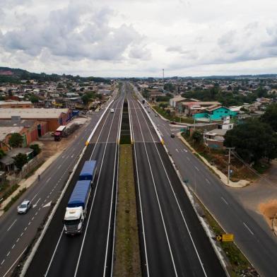  SAPUCAIA DO SUL, RS, BRASIL, 30-11-2020: Ponte ainda nao liberada para transito (D). Obras de duplicacao da RS-118, trecho de 22 quilometros entre a BR-116 e a BR-290, a Freeway, entre Sapucaia do Sul e Gravatai.  (Foto: Mateus Bruxel / Agencia RBS)<!-- NICAID(14656800) -->